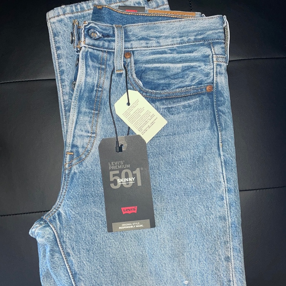 BRAND NEW!!! Tags 🏷 still attached Levi’s 501 skinny distressed jeans